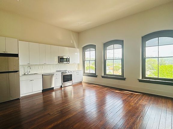 4th image of 516 Berry St #401