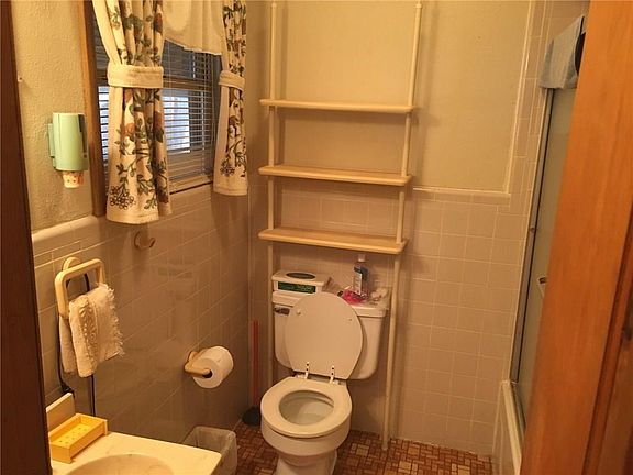 2nd image of 1613 Magnolia Dr