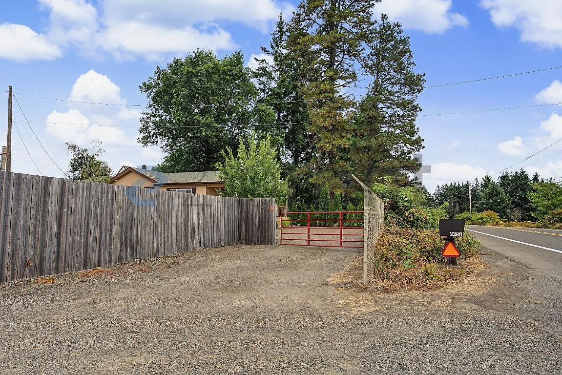 3 bed, 1300 sqft, $2,400 — Photo 3
