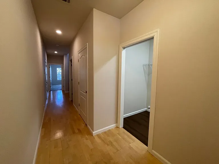 Exceptionally Spacious and Modernized 2x2 Townhouse w/Garage and Washer/Dryer Hookups! — Photo 19
