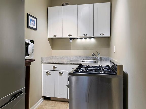 3rd image of 134 W 71st St APT 10