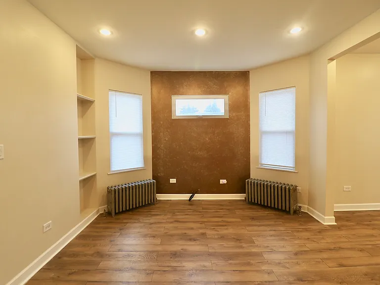 N Narragansett Ave — Photo 5