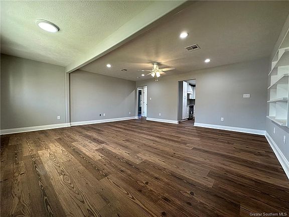 5th image of 525 E Oak Ln