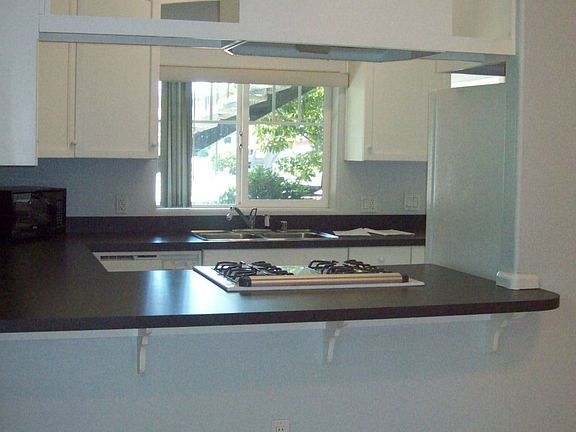 3rd image of 813 F St APT 4
