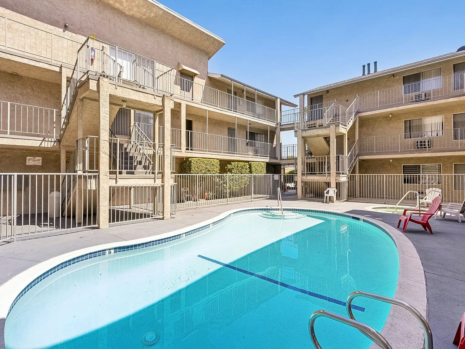 Laurel Canyon Apartments — Photo 3