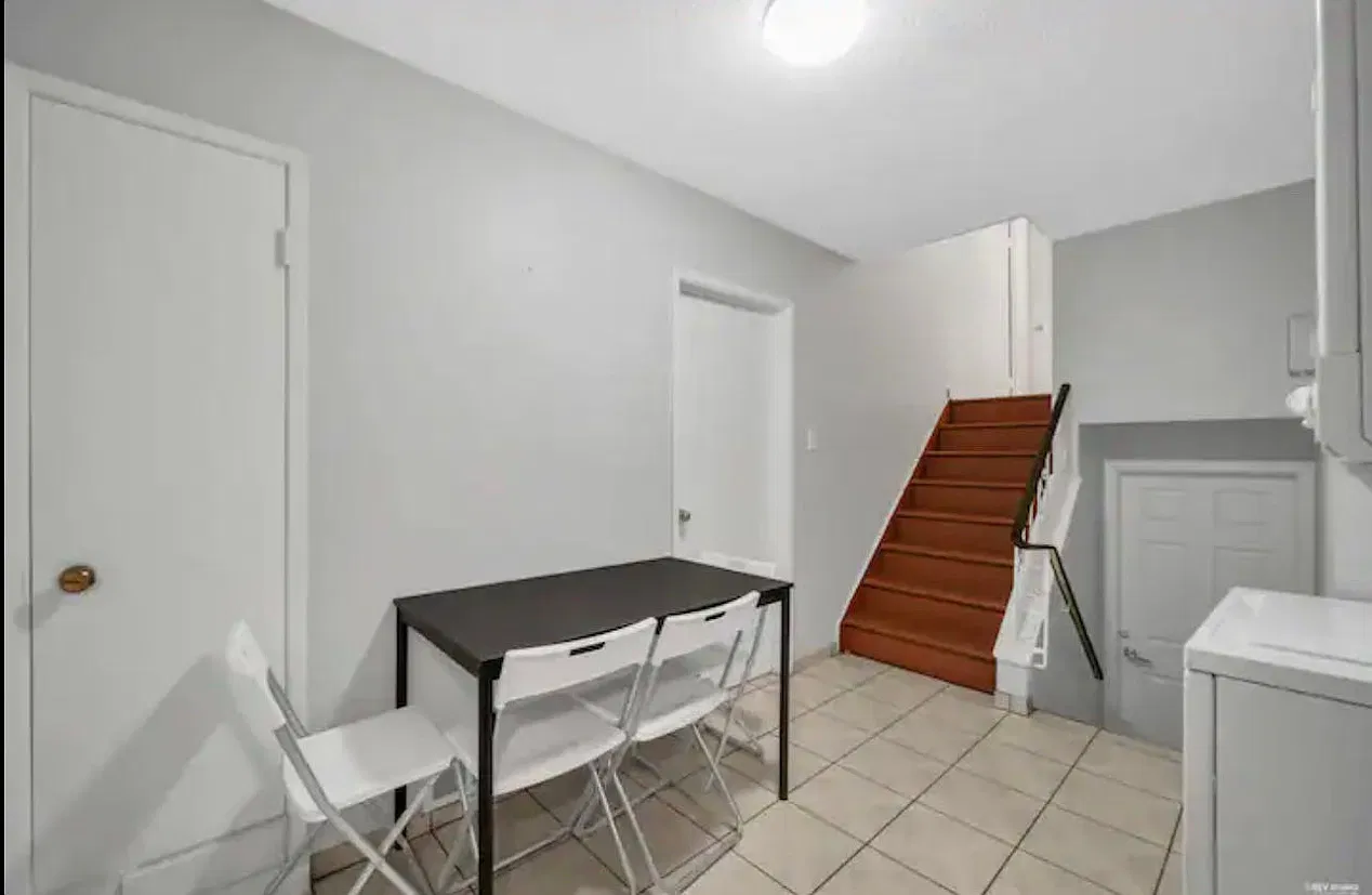 1 bed, 300 sqft, $1,200 — Photo 2
