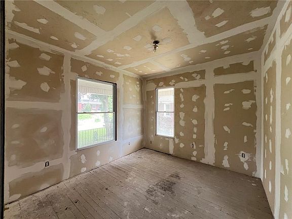 5th image of 2833 E 7th St