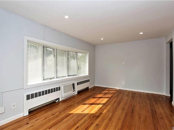 4th image of 33 Parkway Dr