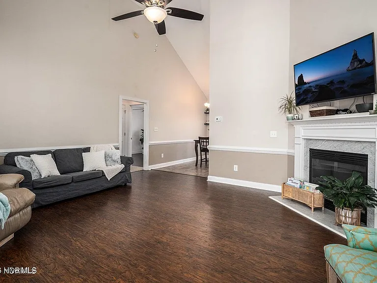 2105 Charity Ln — Photo 6