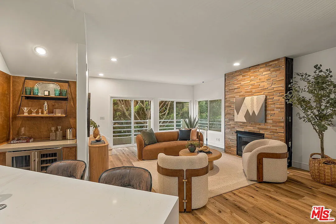 2 bed, 2.5 bath, 1686 sqft, $5,800 — Photo 4