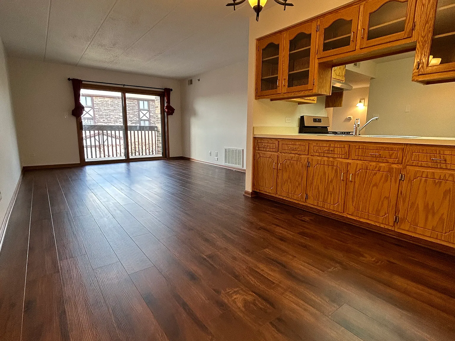 2 bed, 1100 sqft, $2,150 — Photo 3