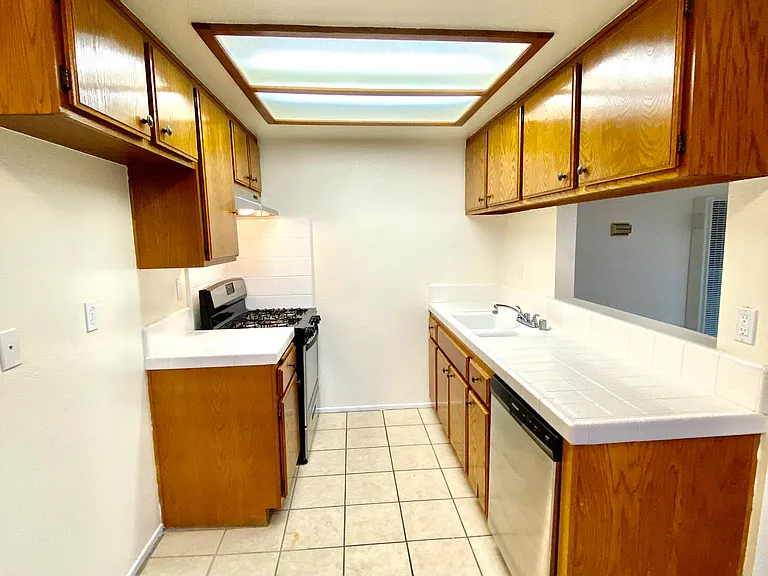 651 W 12th St #4 — Photo 5