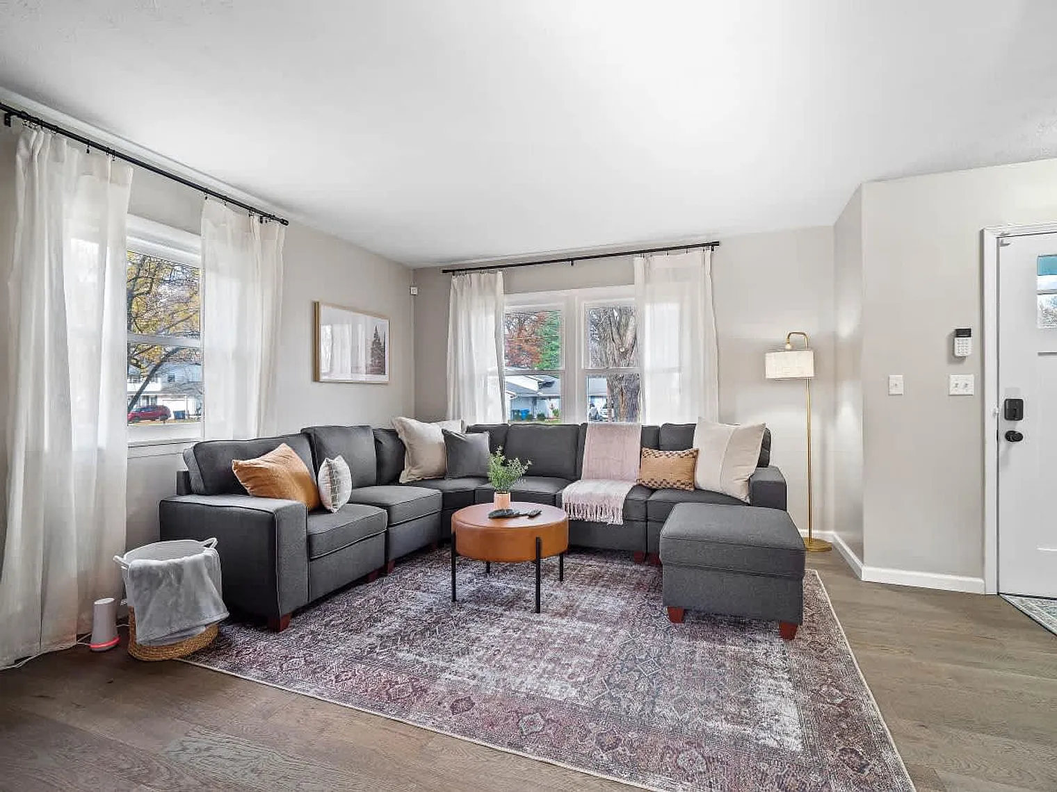 5 bed, 2.0 bath, 2055 sqft, $5,254 — Photo 3