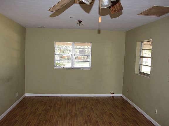 4th image of 1560 Hawthorne Dr
