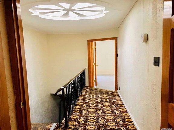 4th image of 7915 Metropolitan Ave