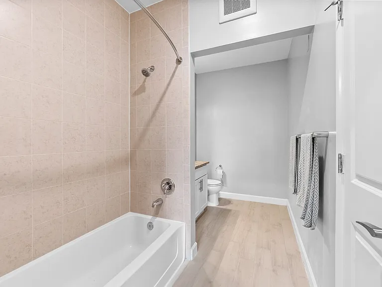 Oversized Tub at Harbor Pointe, Bayonne, New Jersey