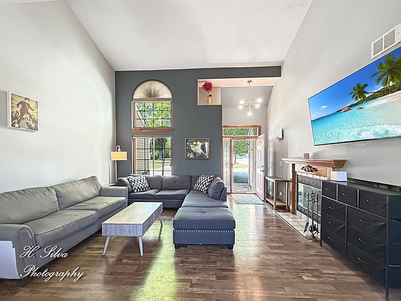 3rd image of 830 Dogwood Ln
