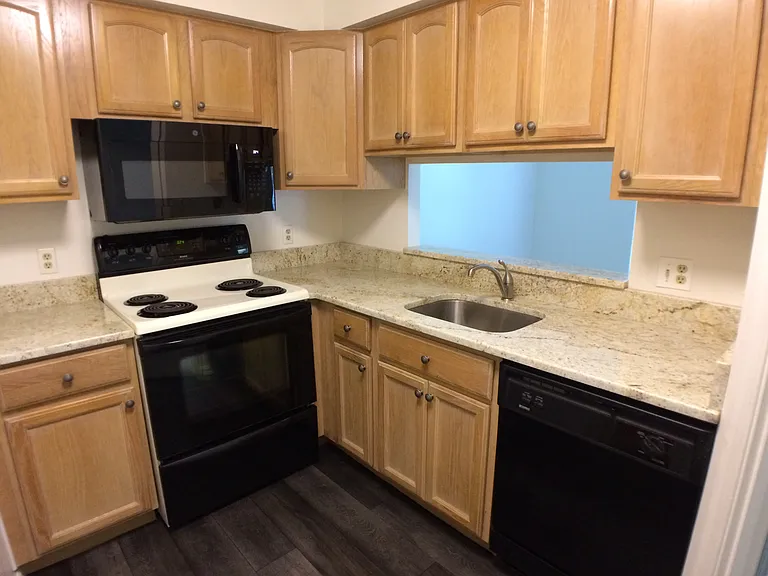 626 Newbridge Ct — Photo 3