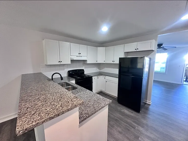 1010 E Newton St — Photo 9