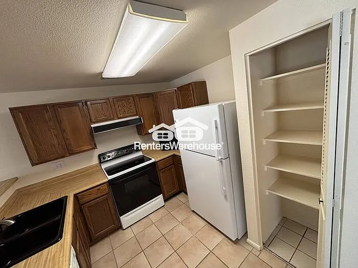 2126 N Villas Ln — Photo 6