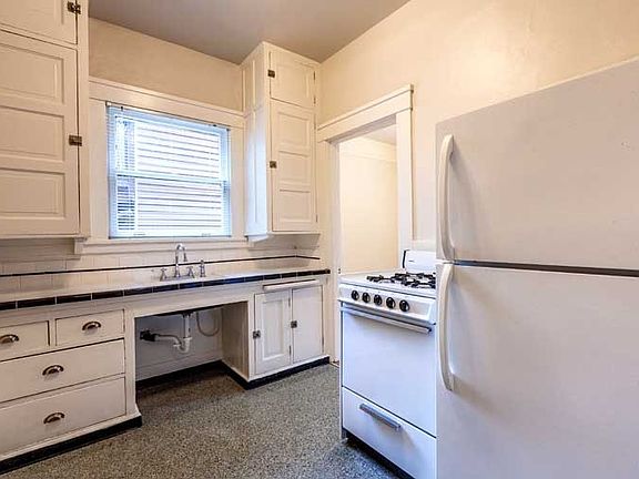 3rd image of 814 NW 22nd Ave #1B-1Ba-430Sqft