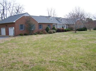 100 Tide Point Ln, Kilmarnock, VA 22482