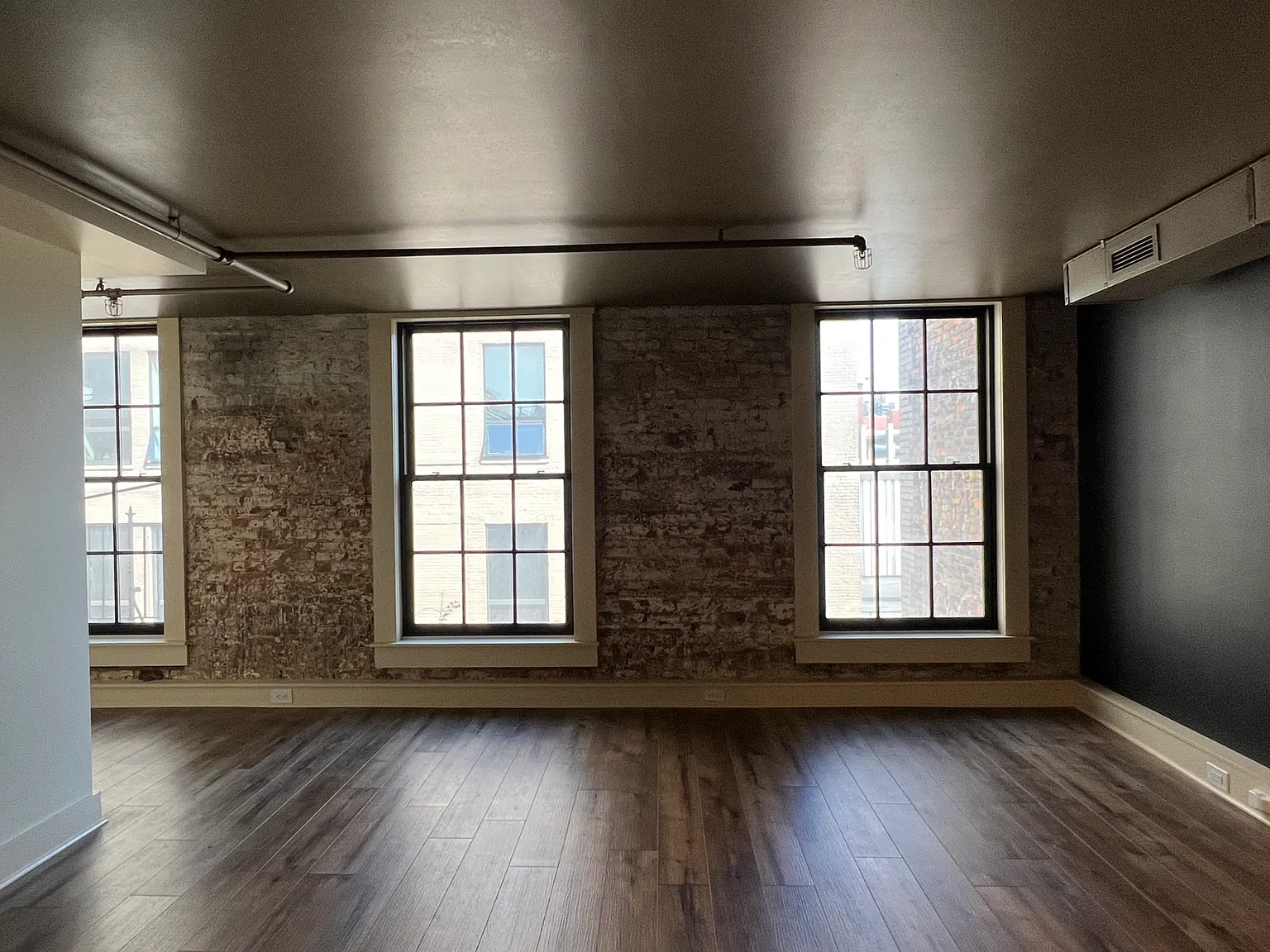 1 bed, 1050 sqft, $1,900 — Photo 4