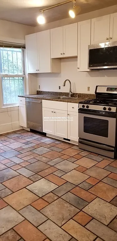 5 bed, 2.5 bath, 9999 sqft, $9,000 — Photo 3