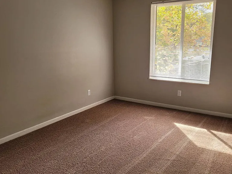 Hillcrest Apartments — Photo 22