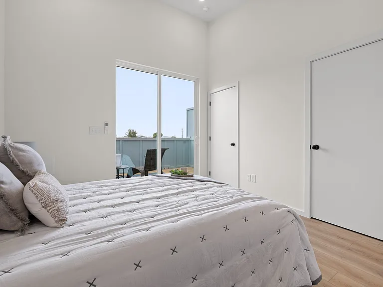 113 E Oldham Ave — Photo 11