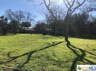 811 N Crockett St, Seguin, TX 78155