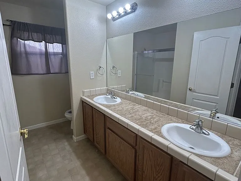 2416 Glacier Way — Photo 12