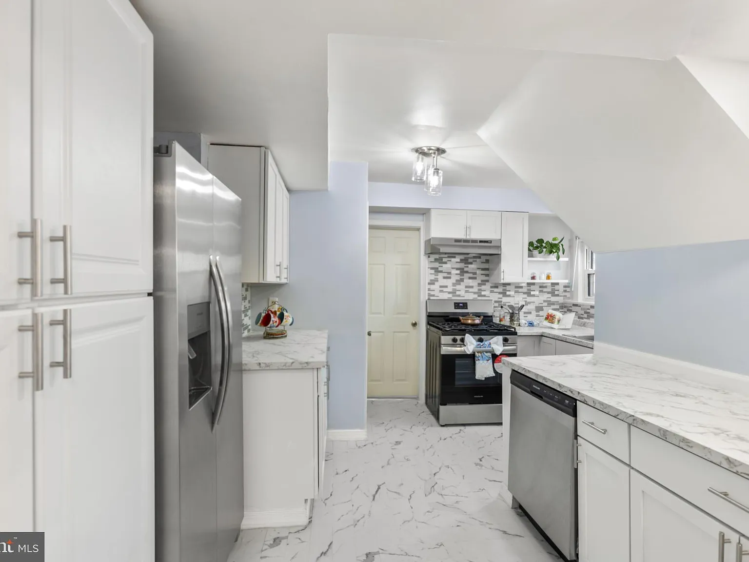 4 bed, 2.0 bath, 1760 sqft, $3,000 — Photo 4