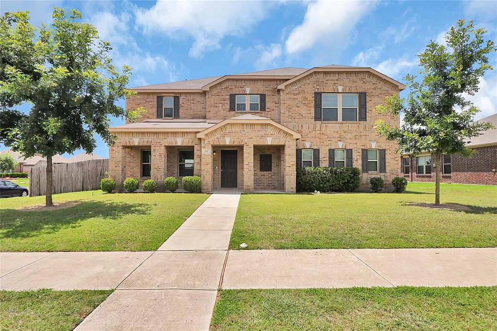 4 bed, 2.5 bath, 3392 sqft, $2,900 — Photo 1
