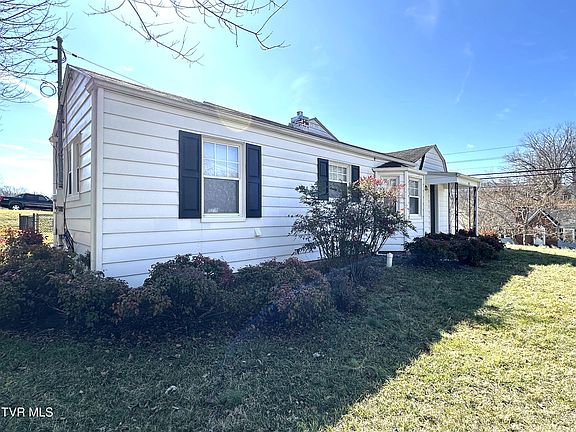 3rd image of 102 Woodland Dr