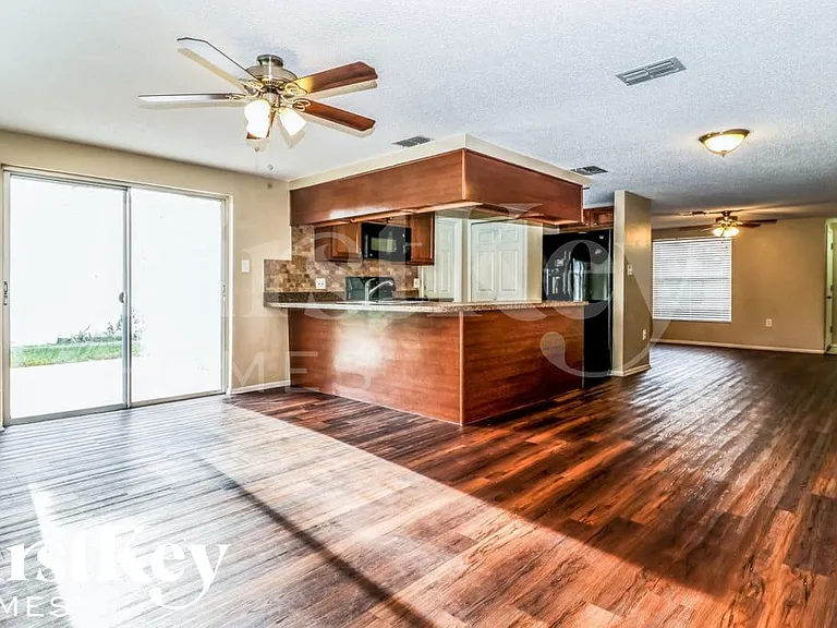 7124 Cay Dr — Photo 4
