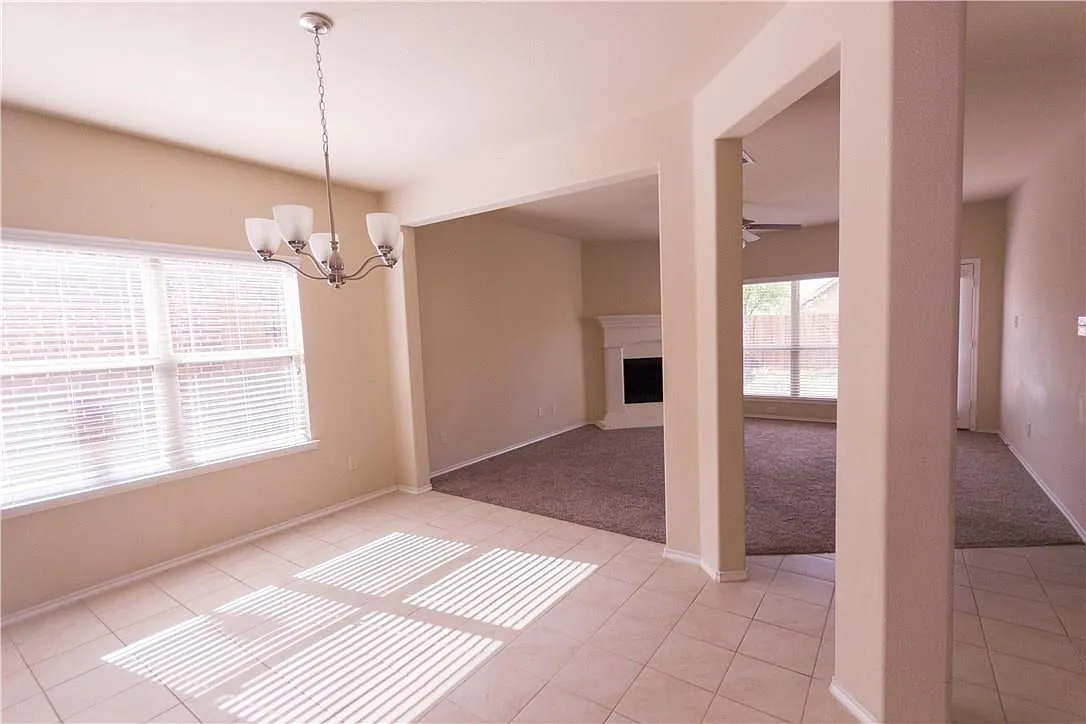 3 bed, 2.5 bath, 2190 sqft, $2,395 — Photo 3