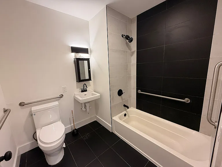 2521 West St #16E — Photo 8
