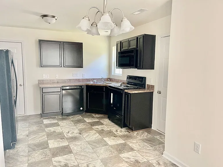 948 Brentwood Park Ln — Photo 2