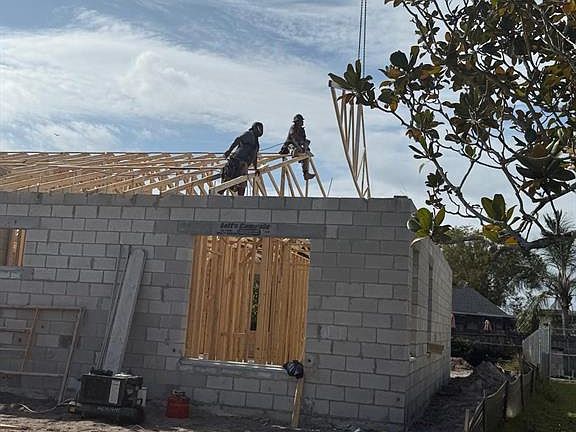 2nd image of 292 Gardenia Rd