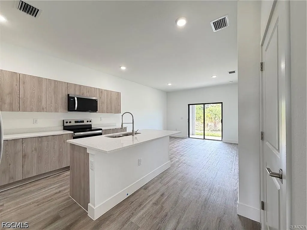 3 bed, 2.0 bath, 1084 sqft, $1,650 — Photo 4