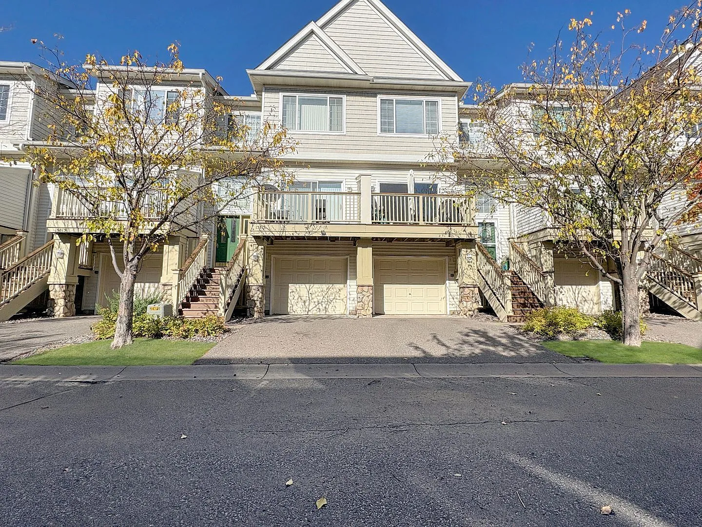 2 bed, 1.5 bath, 1605 sqft, $2,000 — Photo 2