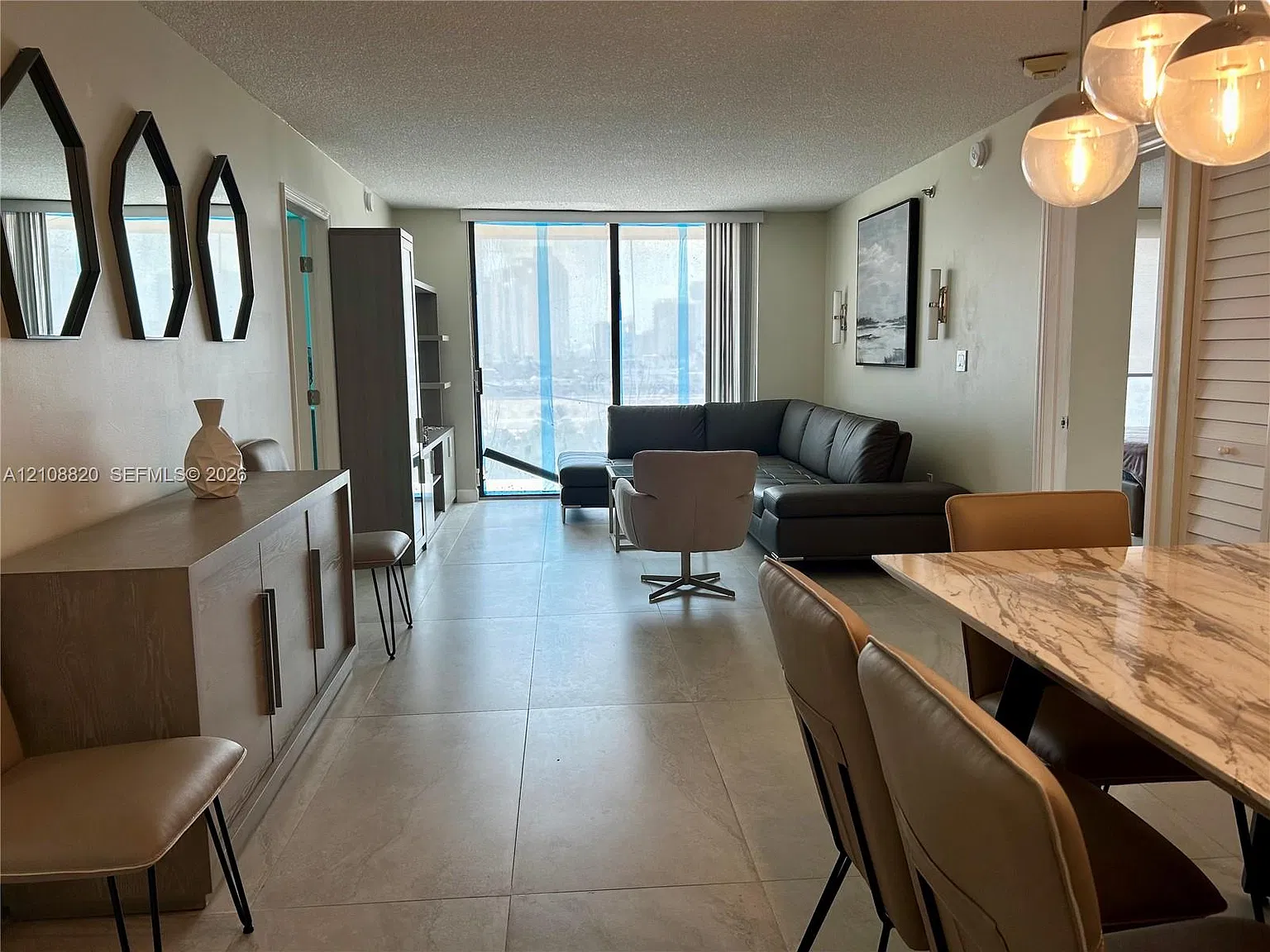 Winston Towers 600 Condo — Photo 2
