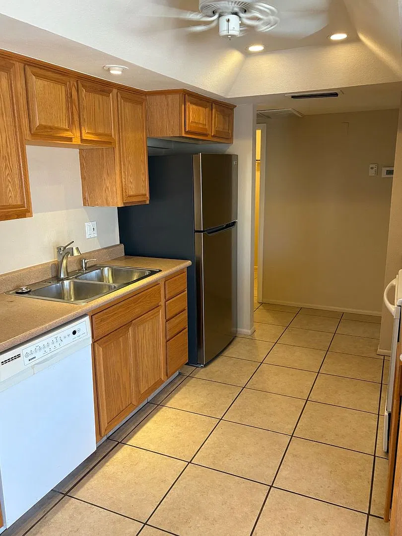 Super Cute 3 Bedroom — Photo 3