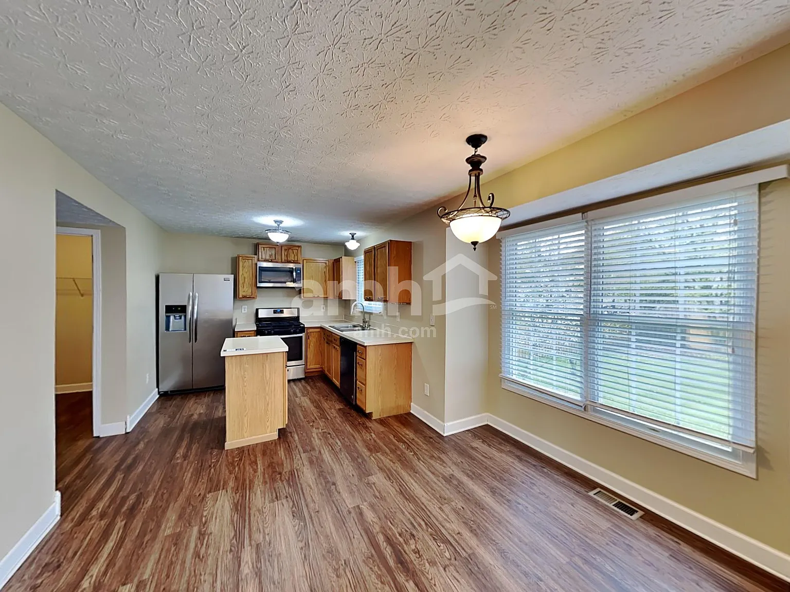4 bed, 2.5 bath, 1853 sqft, $2,430 — Photo 4