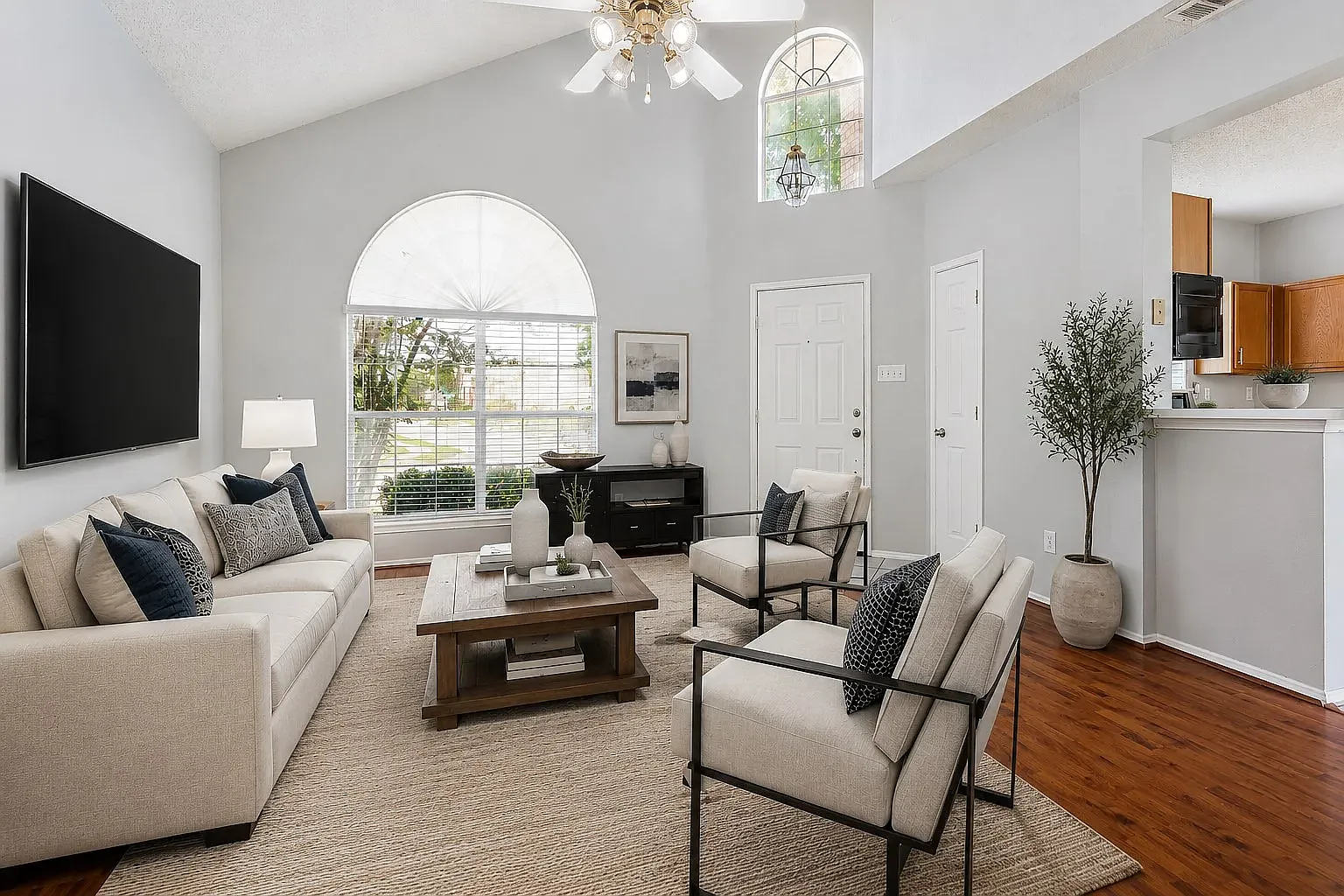 3 bed, 1558 sqft, $2,100 — Photo 3