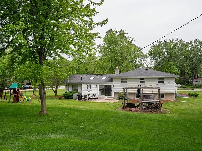12475 Elmhurst Pkwy — Photo 32