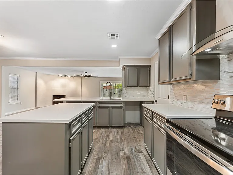 4937 Holmes Dr — Photo 7