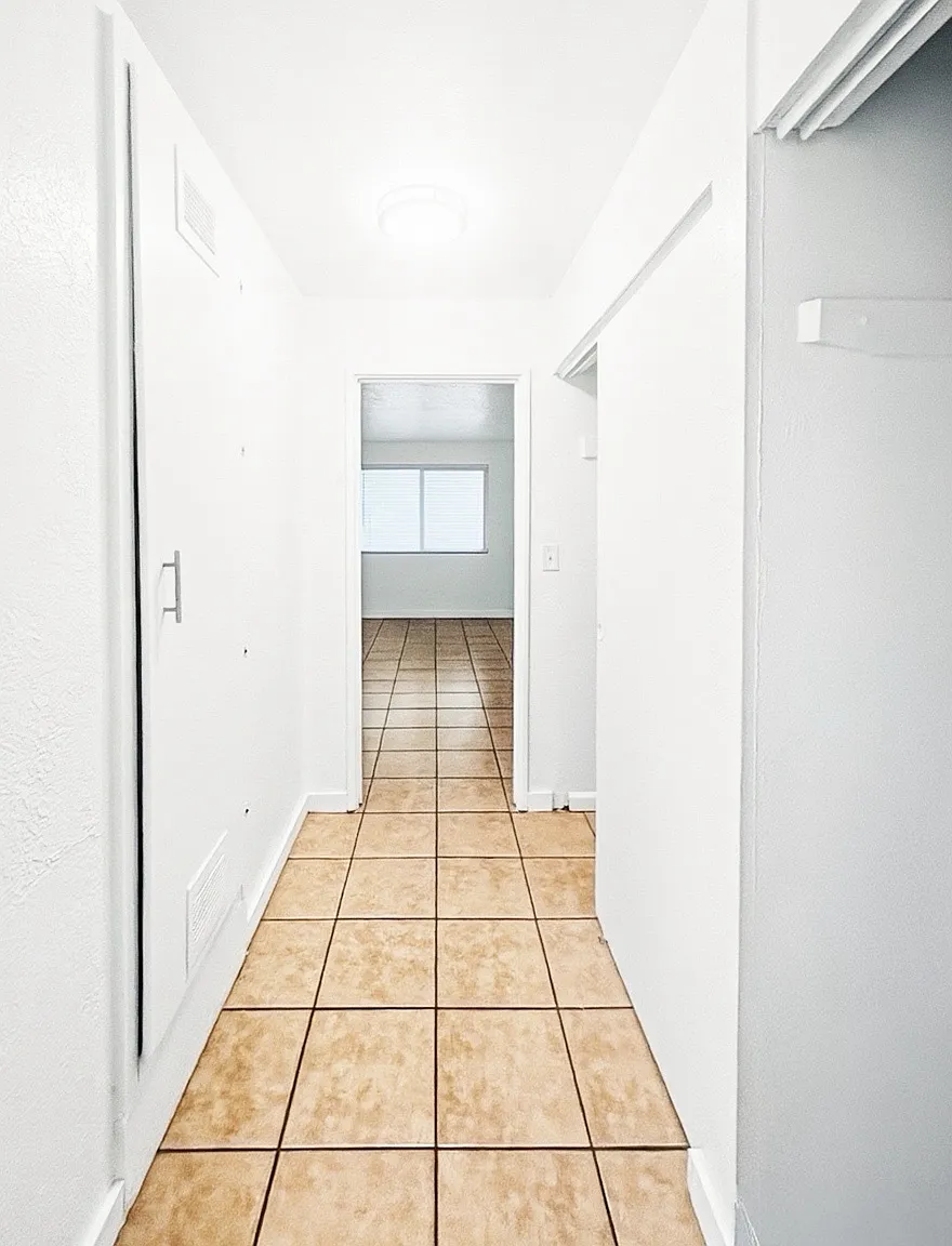 Studio, 400 sqft, $899 — Photo 3