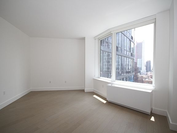 3rd image of 86 Fleet Pl APT 4N